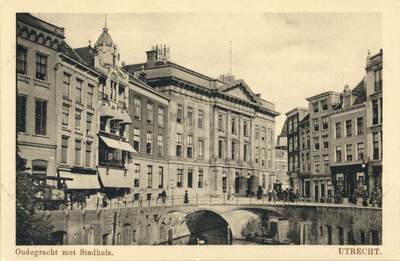 4667 Gezicht op de Oudegracht Weerdzijde te Utrecht met in het midden de Stadhuisbrug en het Stadhuis (Stadhuisbrug 1).